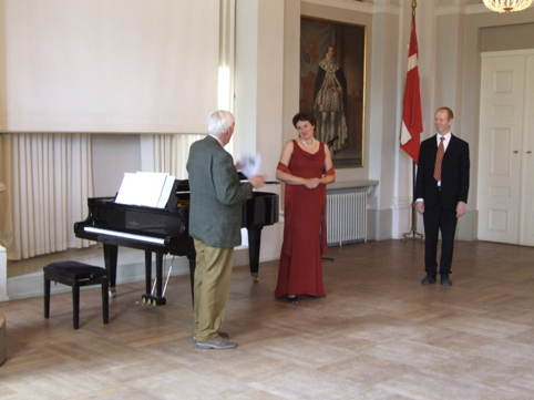 Niels Kofoed takker operasangerinde Ann Petersen og kapelmester Ole Worm
